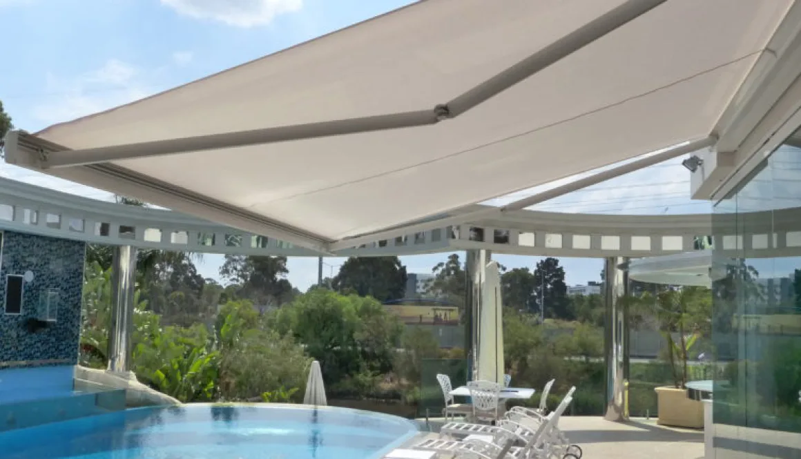 awning gulung putih moderen mewah